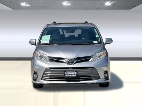 Used 2018 Toyota Sienna XLE image 5