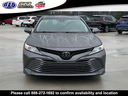 Used 2018 Toyota Camry XLE image 2