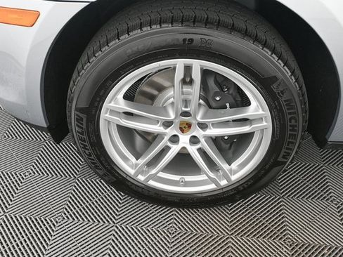Certified 2025 Porsche Macan image 38