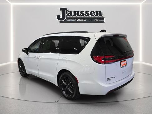 New 2026 Chrysler Pacifica Select w/ S Appearance Package image 3