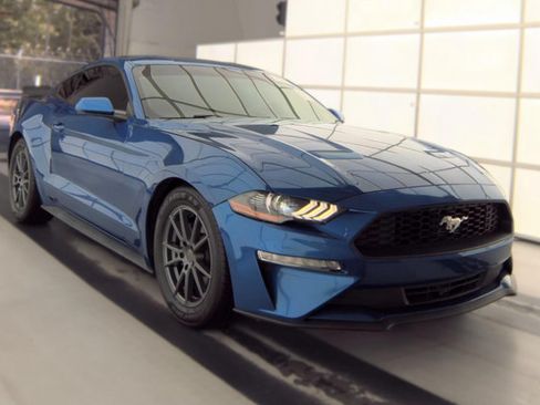 Used 2018 Ford Mustang Coupe RWD image 4