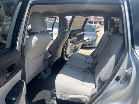 Used 2017 Toyota Highlander LE FWD image 29