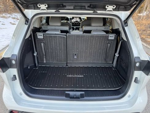 Used 2021 Toyota Highlander XLE image 8