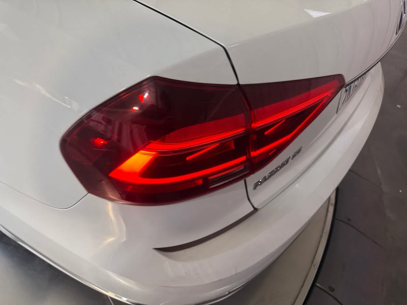Used 2018 Volkswagen Passat 2.0T SE w/ SE Lighting Package FWD image 11