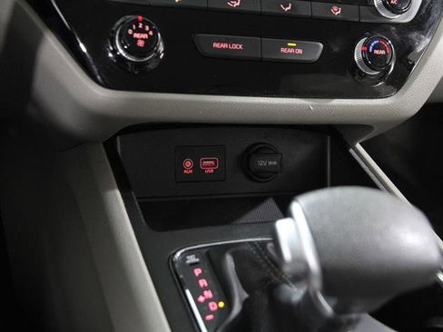 Used 2021 Kia Sedona LX image 12