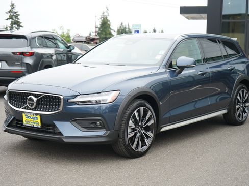 Used 2026 Volvo V60 B5 Cross Country Ultra AWD/4WD image 8
