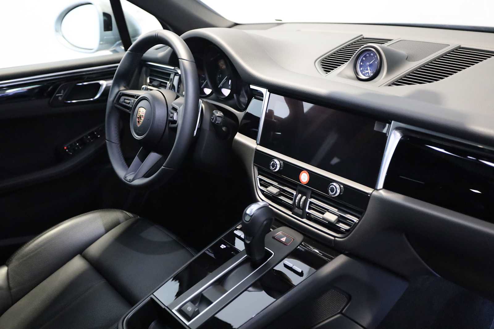 Used 2025 Porsche Macan AWD/4WD image 11