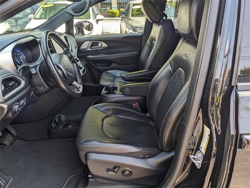 Certified 2021 Chrysler Pacifica Touring-L w/ S Appearance Package image 6