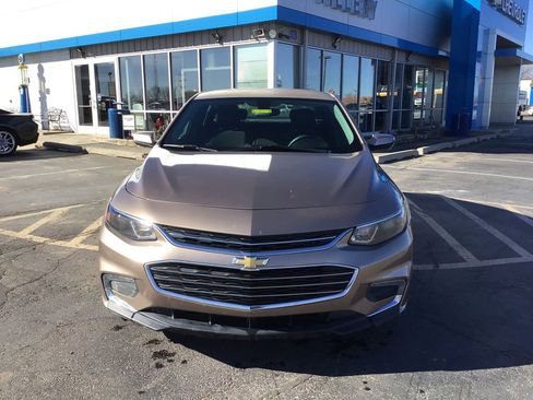Used 2018 Chevrolet Malibu LT image 2