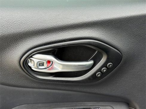 Used 2022 Jeep Cherokee Limited image 17