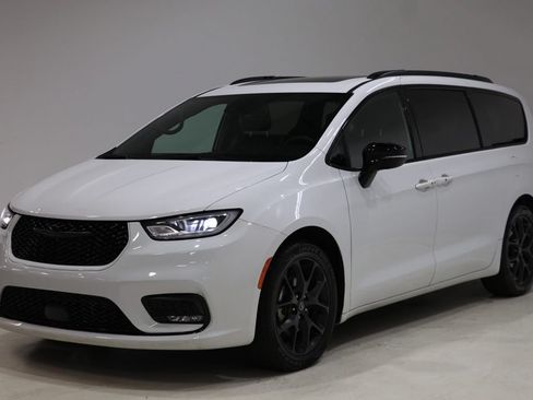 Used 2025 Chrysler Pacifica Limited FWD image 3