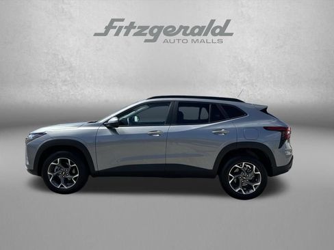 Used 2025 Chevrolet Trax LT FWD image 8
