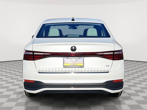 Certified 2025 Volkswagen Jetta SE w/ Sunroof Package image 6