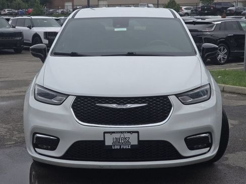 Used 2025 Chrysler Pacifica Select FWD image 10