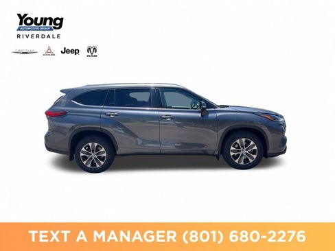 Used 2021 Toyota Highlander XLE AWD/4WD image 6