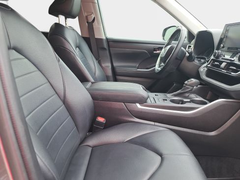 Used 2021 Toyota Highlander XLE FWD image 10