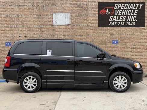 Used 2016 Chrysler Town & Country Touring image 8