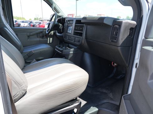 Used 2018 Chevrolet Express 2500 RWD image 12