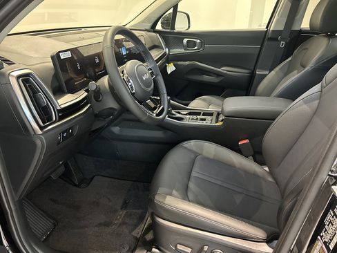 Used 2025 Kia Sorento EX w/ Panoramic Sunroof Package image 12