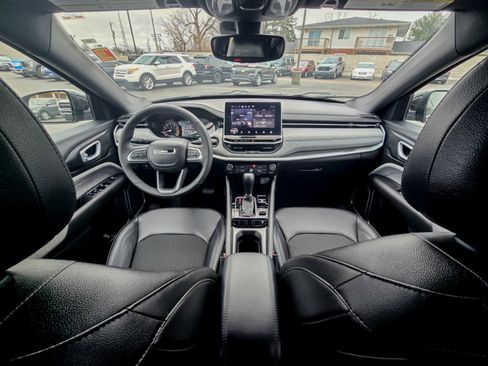 Used 2024 Jeep Compass Latitude image 2