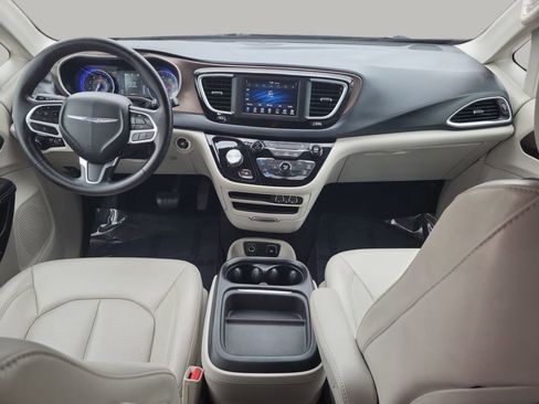 Used 2021 Chrysler Voyager Lxi image 12