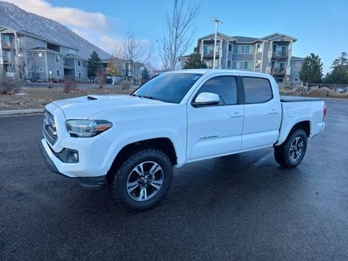 Used 2017 Toyota Tacoma 2WD Double Cab image 7