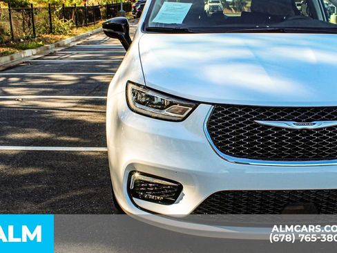 Used 2024 Chrysler Pacifica Select image 12