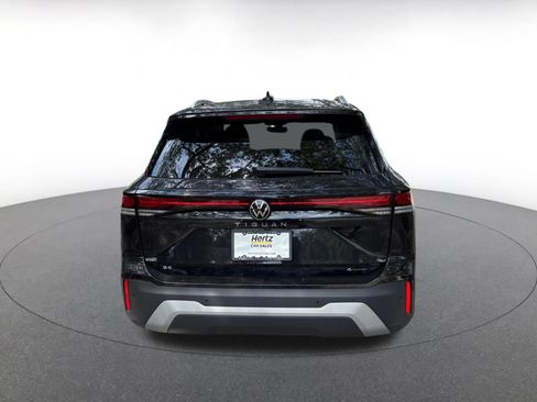 Used 2026 Volkswagen Tiguan SE AWD/4WD image 8
