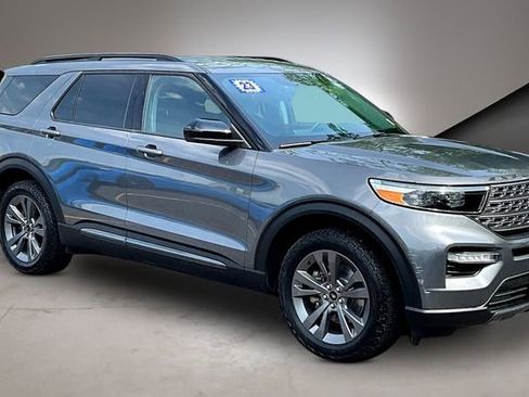 Used 2023 Ford Explorer XLT w/ Equipment Group 202A AWD/4WD image 3