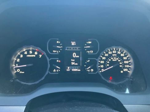 Used 2020 Toyota Tundra SR5 w/ SR5 Upgrade Package AWD/4WD image 12