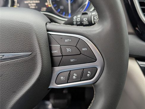 Used 2023 Chrysler Pacifica Touring-L image 23