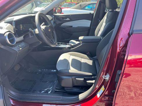Used 2025 Chevrolet Trax LT image 23