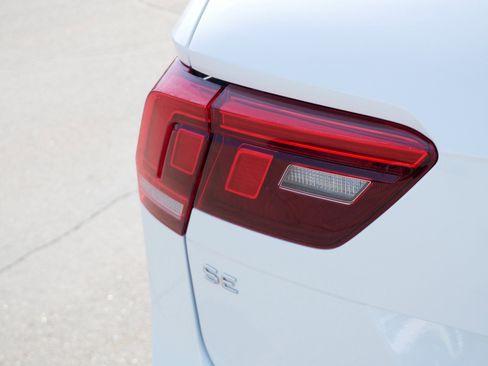 Certified 2022 Volkswagen Tiguan SE R-Line image 17