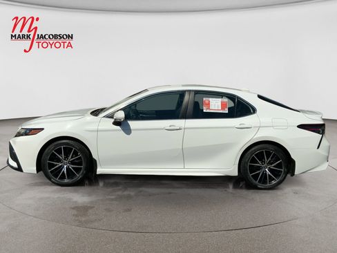 Used 2024 Toyota Camry SE FWD image 9