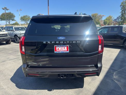 Used 2025 Ford Expedition Active RWD image 3