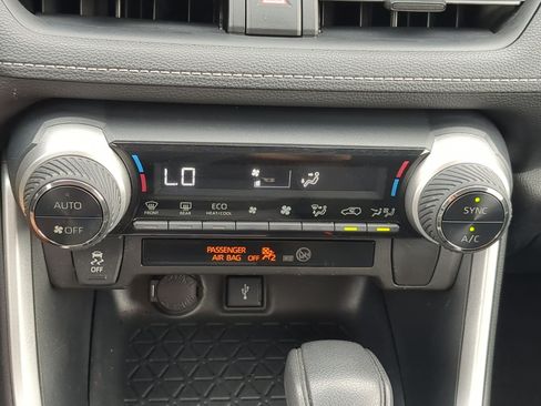 Used 2020 Toyota RAV4 LE w/ All Weather Liner Package AWD/4WD image 20
