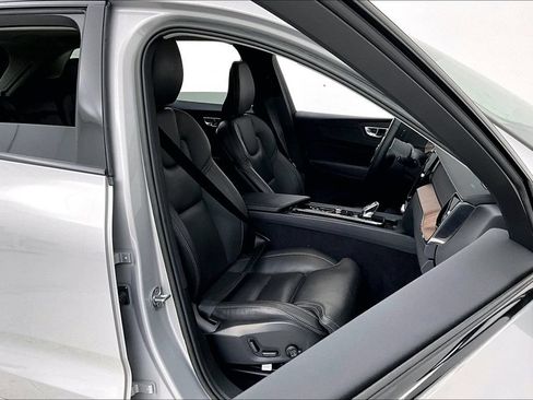 Used 2023 Volvo XC60 B5 Ultimate w/ Climate Package FWD image 8
