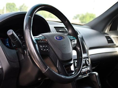 Used 2016 Ford Explorer XLT w/ Equipment Group 202A FWD image 15