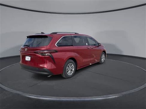 New 2026 Toyota Sienna XLE image 8