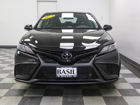 Used 2024 Toyota Camry SE image 3