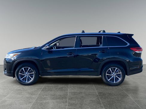 Used 2019 Toyota Highlander XLE image 2