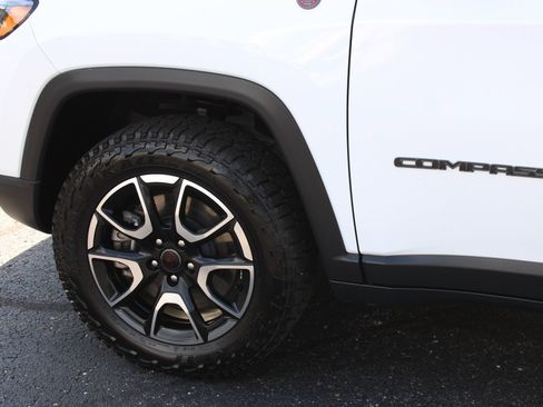 Used 2025 Jeep Compass Trailhawk w/ Trailhawk Convenience Group AWD/4WD image 12