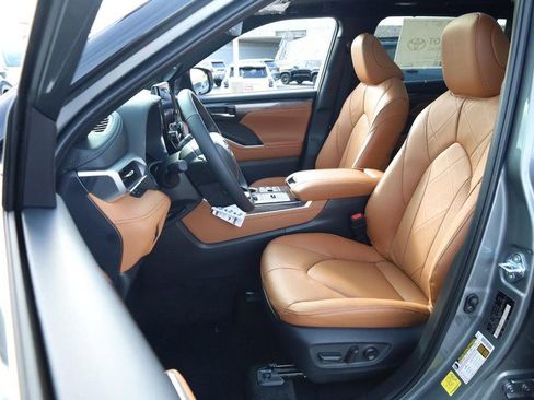 New 2026 Toyota Highlander Platinum image 10