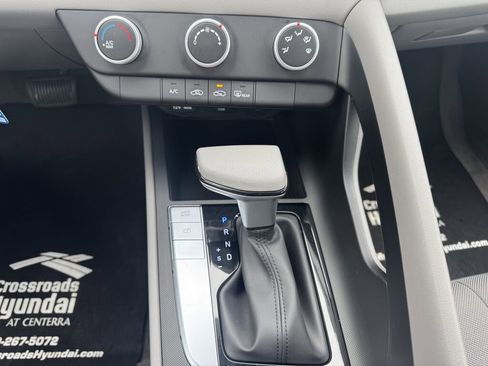 Used 2025 Hyundai Elantra SE image 24