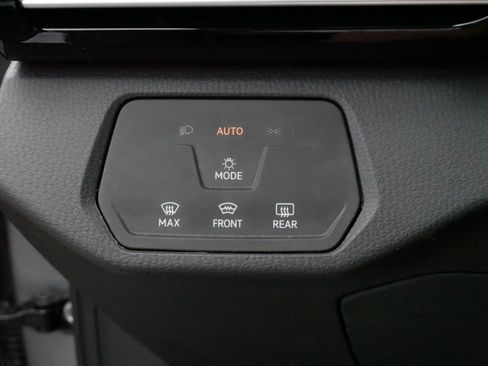 Certified 2025 Volkswagen ID.4 Pro AWD/4WD image 26