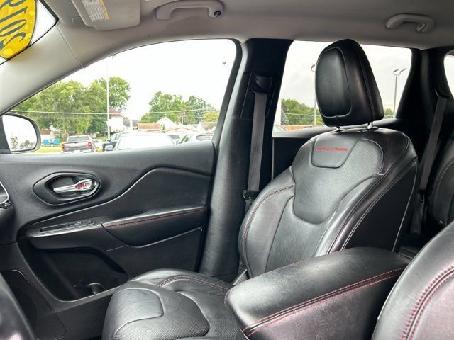 Used 2019 Jeep Cherokee Trailhawk AWD/4WD image 35