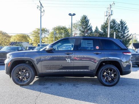 New 2025 Jeep Grand Cherokee Altitude image 9