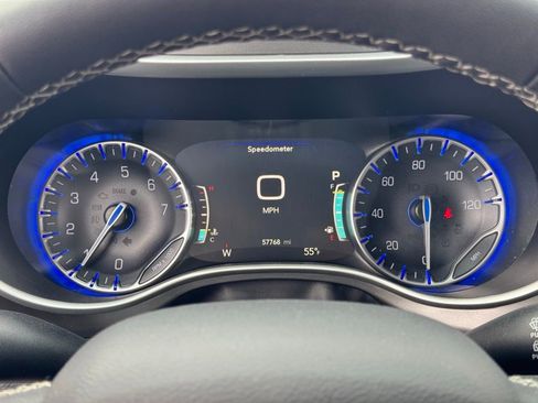 Used 2022 Chrysler Pacifica Touring-L image 10