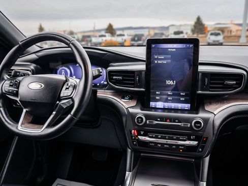 Certified 2020 Ford Explorer Platinum w/ Premium Technology Package image 20