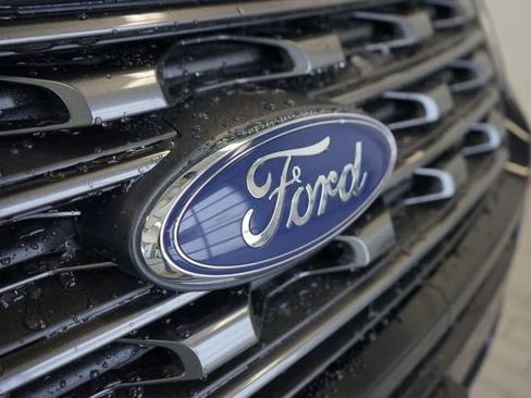 Used 2017 Ford Explorer XLT w/ Equipment Group 202A image 18